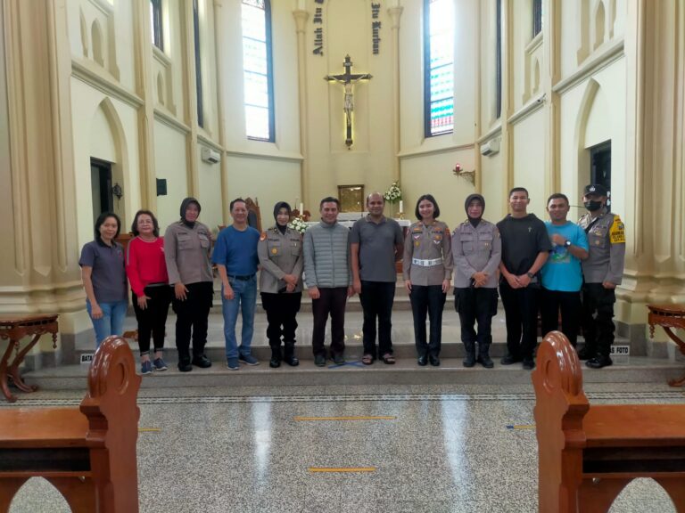 Sambang Jemaat Gereja Katolik Kayu Tangan Dalam Minggu Kasih