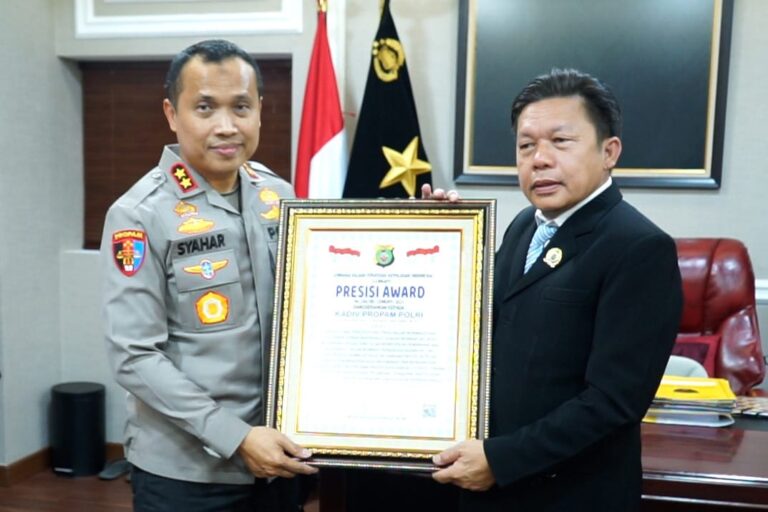 Responsif dan Inovatif Layani Aduan Masyarakat, Propam Polri Raih Penghargaan Presisi Award