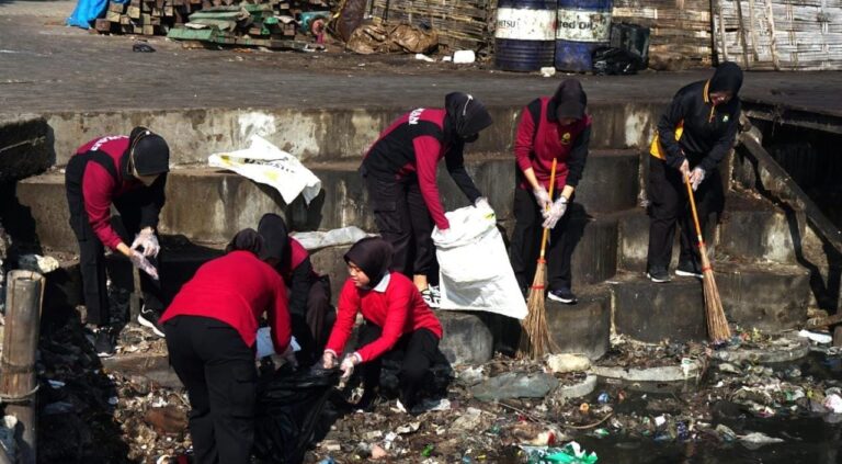 Peduli Lingkungan, Polwan Polres Gresik Bersihkan Sampah di Pantai Pekelingan