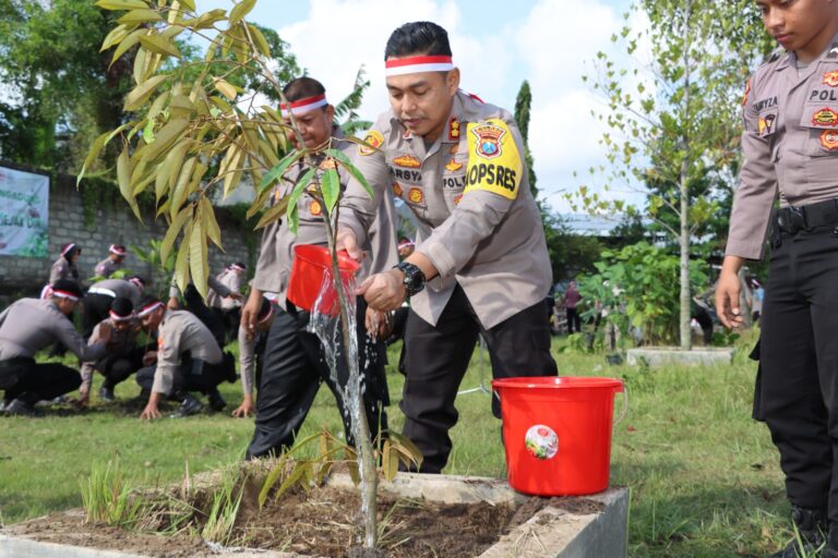 Polri Lestarikan Negeri, Polres Tulungagung Tanam Pohon Buah-buahan Secara Serentak