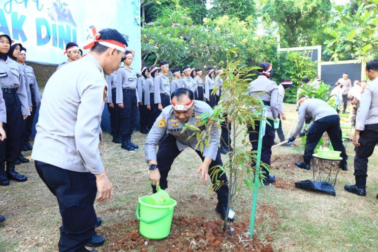 Peringati HUT RI ke-78 dan Sambut Hari Jadi ke-75 Polwan RI, Polri Targetkan Tanam 1 Juta Pohon di Indonesia