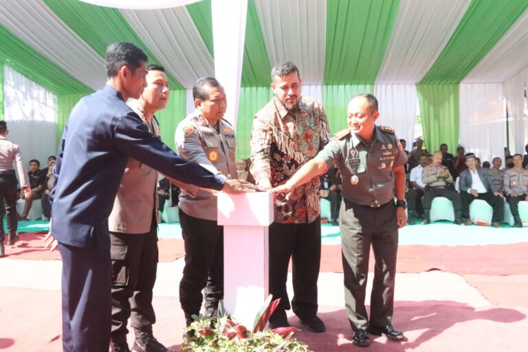 Kapolda Jatim Bersama Forkopimda Kota Probolinggo Laksanakan Ground Breaking Gedung Meteor dan Polsek Kedopok