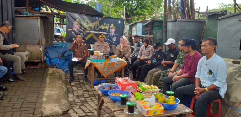 Sambang Warga Pasar Blimbing Melalui Jumat Curhat Polresta Malang Kota