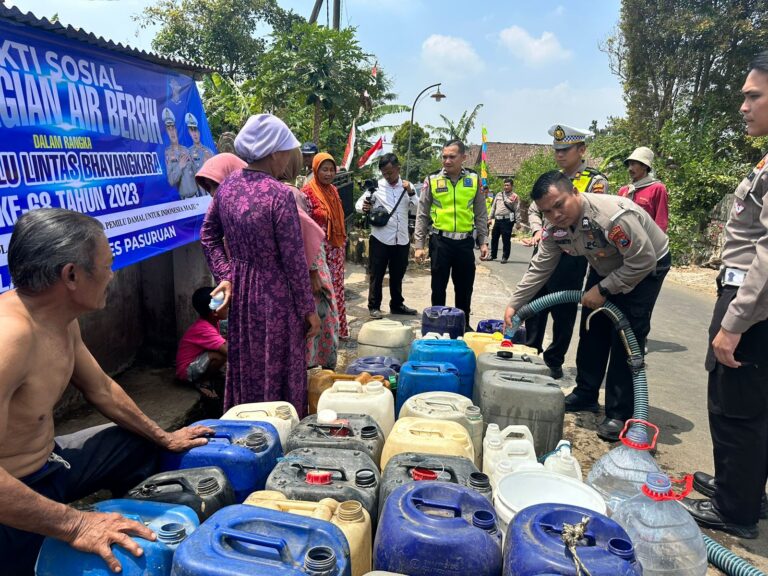 Sambut Hari Lalu Lintas Bhayangkara Ke-68, Polres Pasuruan Salurkan Air Bersih Untuk Masyarakat