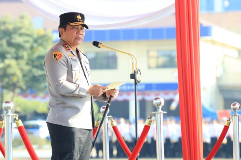 Polda Jatim Berikan Gif untuk Masyarakat yang Tertib Berlalulintas Pada Operasi Zebra Semeru 2023