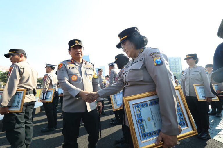 Kapolda Jatim Berikan 161 Penghargaan Untuk Personel Polri dan PNS Polda Jatim