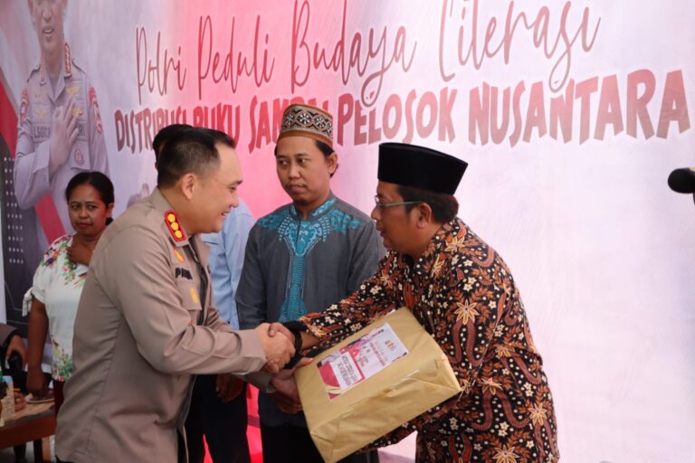 Polrestabes Surabaya Berbagi Ribuan Buku dan Kitab Suci Untuk Warga