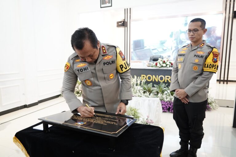 Kunjungi Polres Ponorogo Kapolda Jatim Tandatangani Prasasti Sumur Bor