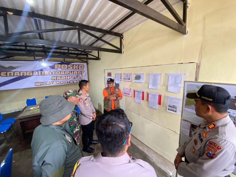 Sinergitas Polres Batu Bersama TNI Siagakan Personel di Gunung Arjuno Cegah Titik Api Meluas