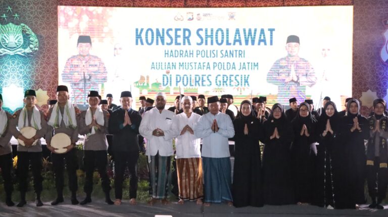 Jelang Pemilu 2024 Polres Gresik Gelar Sholawatan Bersama Tim Hadrah Aulian Musthofa Polda Jatim