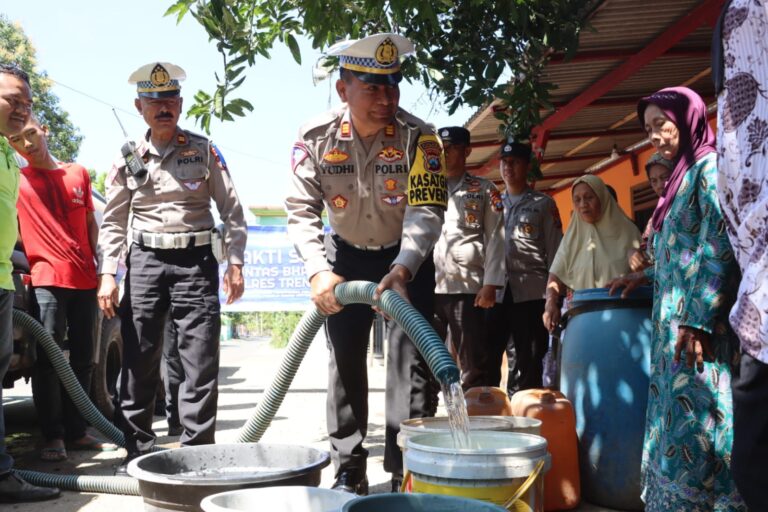 Sambut Hari Lalu Lintas Bhayangkara ke 68, Polantas Trenggalek Dropping Air Bersih Untuk Warga