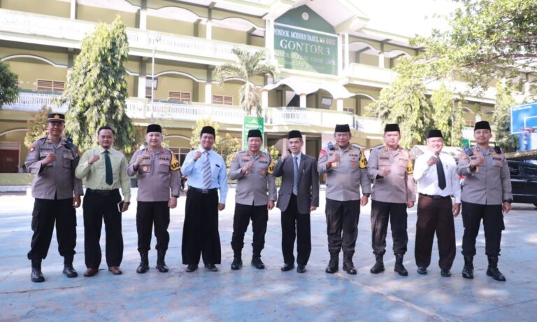 Pererat Jalinan Silaturahmi, Kapolda Jatim Kunjungi Pondok Gontor di Kediri