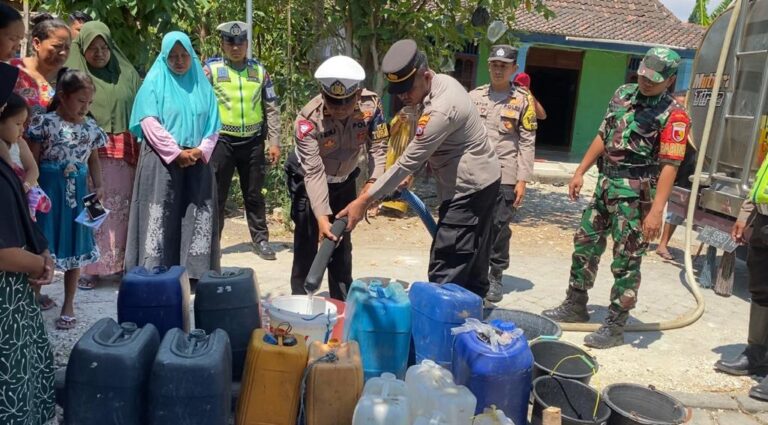 Polres Bojonegoro Kembali Salurkan Air Bersih Untuk Warga