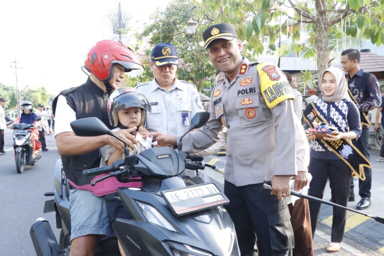 Edukasi di Operasi Zebra Semeru 2023, Polres Madiun Kota Berbagi Helm Gratis