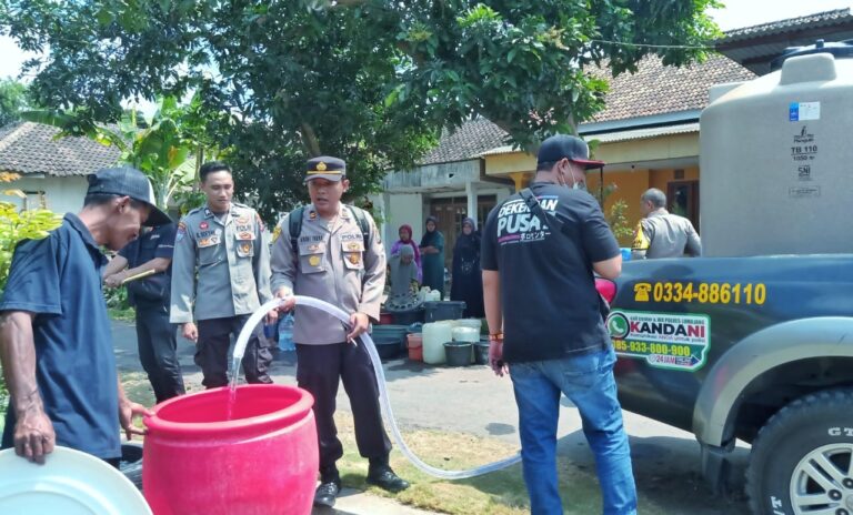 Polres Lumajang Kembali Distribusikan Bantuan Air Bersih Untuk Warga