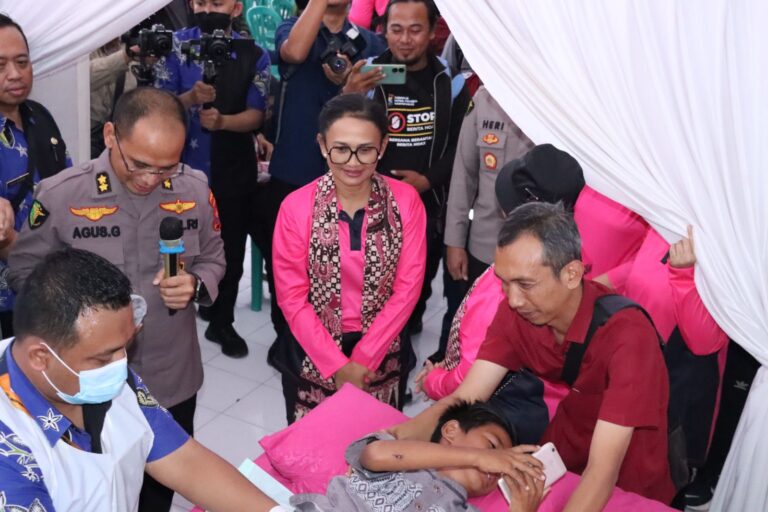 Baktikes Bhayangkari Peduli “Tour Of Kemala” di Banyuwangi, Biddokkes Polda Jatim Layani 1000 Pasien Gratis