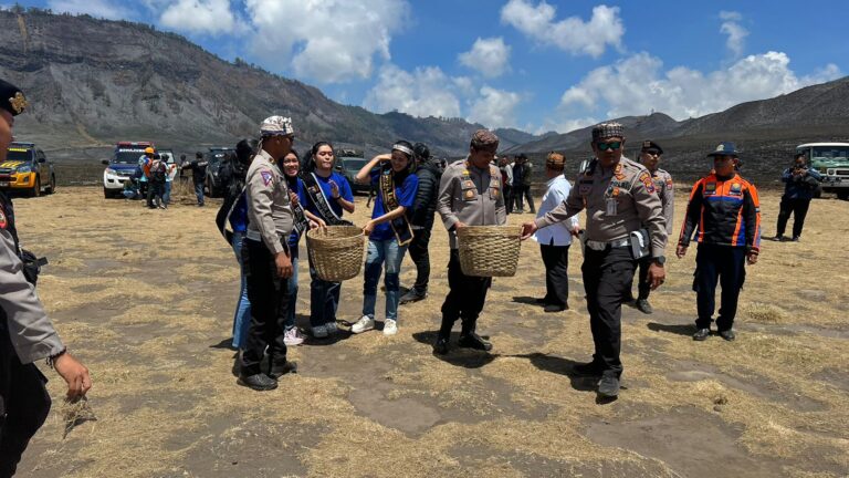 Polri Peduli, Polres Probolinggo Gelar Baksos dan Bersih Sampah di Bromo Tengger Semeru