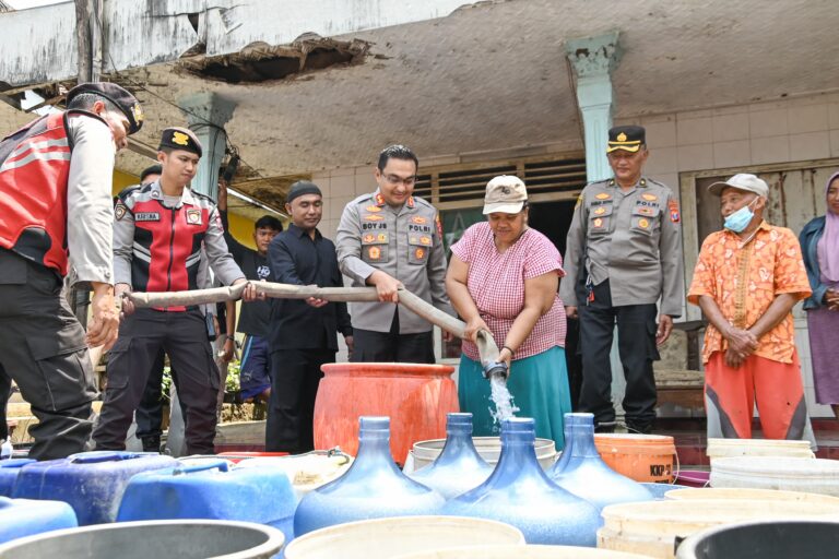 Gunakan Water Cannon Polisi Kembali Distribusikan Air Bersih Untuk Warga di Lumajang