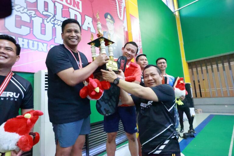 Kapolda Jatim Serahkan Piala dan Medali Kepada Juara Badminton Kapolda Cup 2023