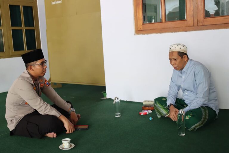 Dari Pintu ke Pintu, Kapolres Situbondo Kunjungi Tokoh Agama Untuk Pemilu Damai