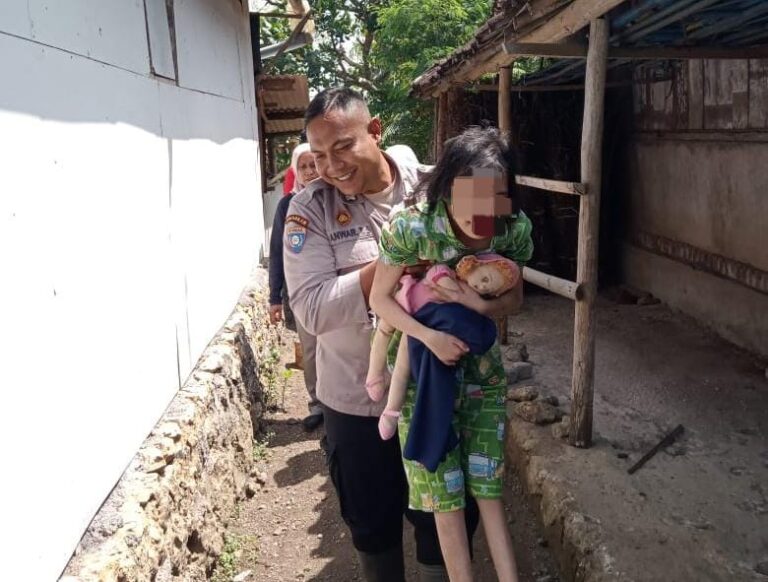 Salut Polisi di Blitar Ini Setia Antar dan Dampingi Pengobatan Warga Disabilitas