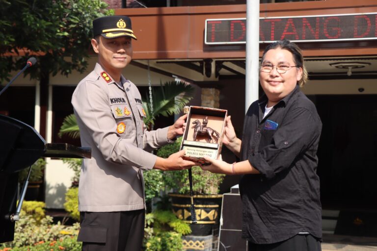 Polres Malang Berikan Apresiasi dan Penghargaan kepada Sutradara Film ‘Message of Kanjuruhan’