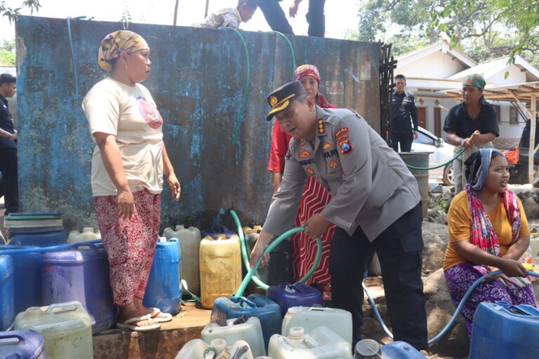 Sambut HUT Humas Polri ke – 72 Bidhumas Polda Jatim dan Jajaran Salurkan 624 Ribu Liter Air Bersih untuk Warga