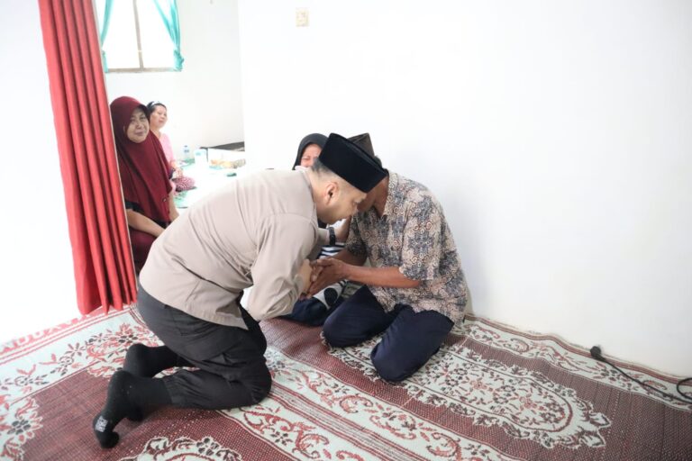 Takziah ke Rumah Duka, Kapolres Kediri Kota Berkomitmen Ungkap Kasus Pengroyokan