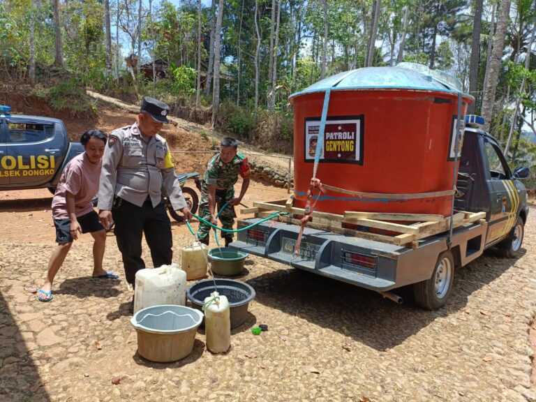 Tangani Dampak El Nino, Polisi di Trenggalek Sulap Mobil Patroli Jadi Gentong Air Bersih Untuk Dibagikan Warga