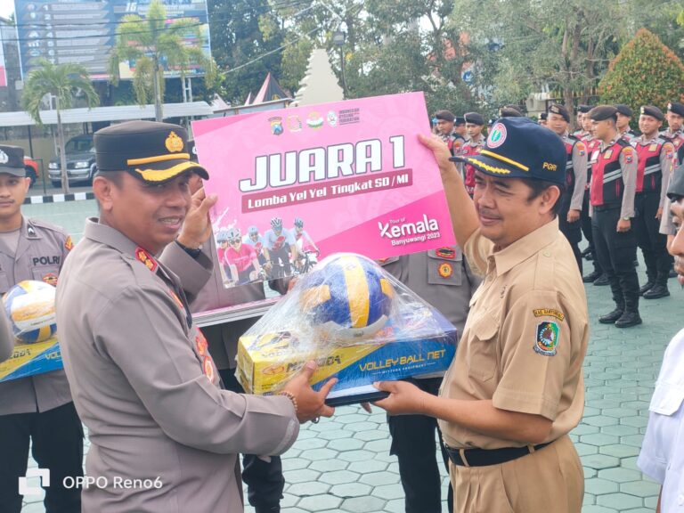 Polresta Banyuwangi Serahkan Hadiah Lomba Yel-Yel dan Lomba Kebersihan Tour of Kemala 2023
