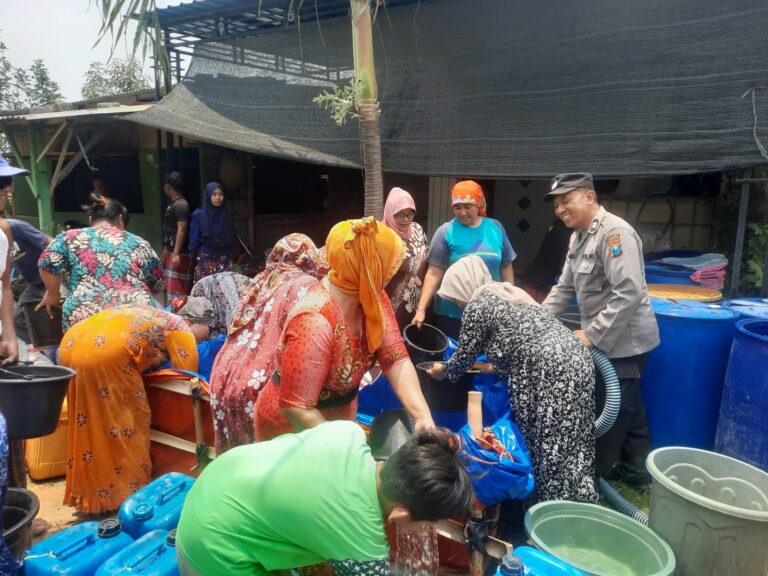 Polres Lamongan Distribusikan 10 Truck Air Bersih Untuk Warga Kedungkumpul