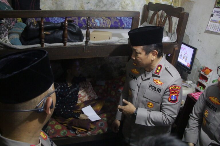 Jumat Curhat Kapolda Jatim Libatkan Tim Dokter Kepolisian Periksa Warga yang Sakit