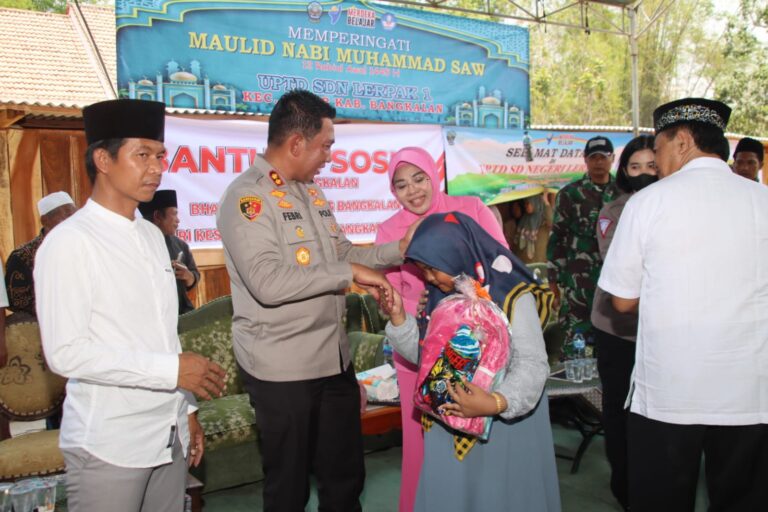 Peduli Pendidikan, Polres Bangkalan Beri Bantuan Alat Tulis Untuk Pelajar SDN 1 Lerpak