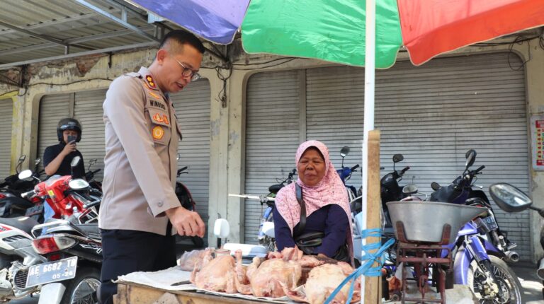 Bersama Satgas Pangan Kapolres Ponorogo Cek Pasar Jambon Pantau Harga dan Stok Bahan Pokok