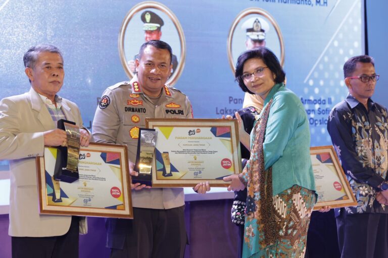 Irjen Pol Dr Toni Harmanto Raih Penghargaan Inisiator Komitmen Tertinggi Pemulihan Dampak Pandemi Covid-19