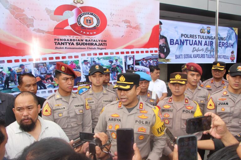 Polisi Salurkan Bantuan Air Bersih ke Tiga Kecamatan di Tulungagung