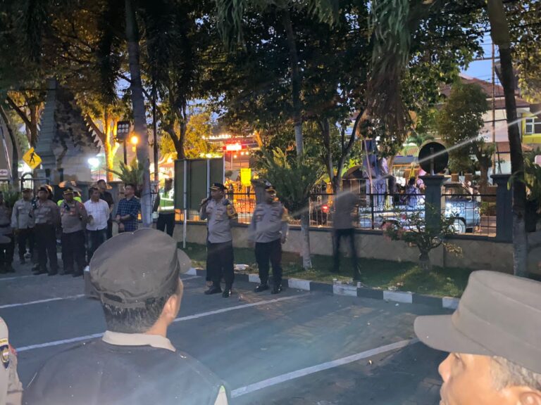 Polisi Lakukan Pengamanan Jalannya Sidang Trio Terdakwa Penyebaran Berita Bohong Tanah Pakel di Banyuwangi