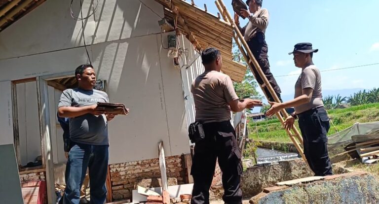 Aksi Polisi di Jember Sulap Gubuk Seorang Nenek Jadi Rumah Layak Huni
