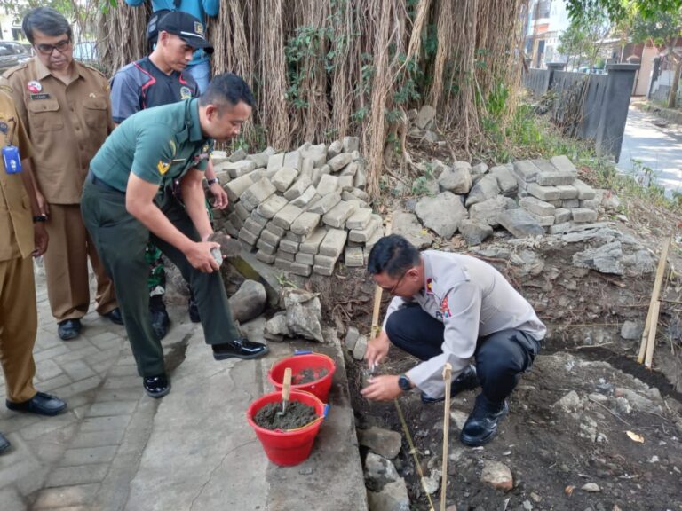 Peduli Kesehatan, Kapolsek Klojen Bersama Dandim 0833 Letakan Batu Pertama Pembangunan Jamban Sehat