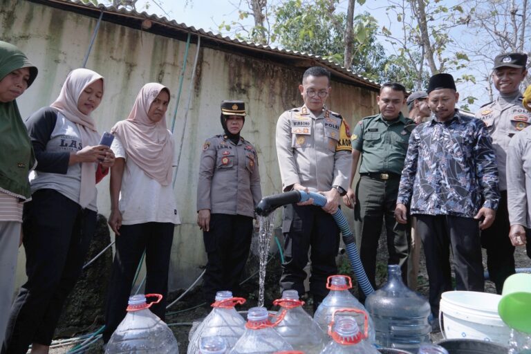 Polisi dan TNI Datang Saat Kemarau Panjang Warga Desa Krebet di Ponorogo Riang