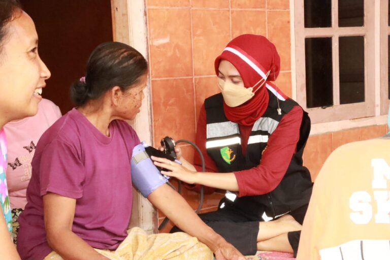 Gelar Bakti Kesehatan, Polres Pacitan Beri Pelayanan Kesehatan Gratis Warga