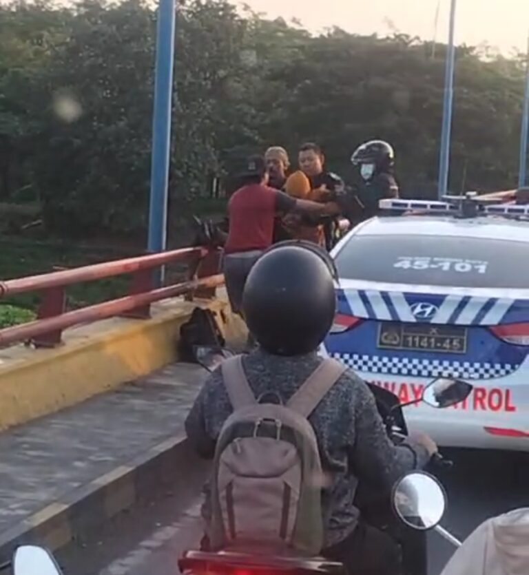Aksi Heroik Polisi Selamatkan Seorang Laki-laki Hendak Bunuh Diri di Jembatan Semampir Kota Kediri