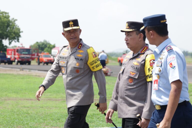 Kapolda Jatim Sambut Kedatangan Menko PMK dan Kapolri Gencarkan Penanaman 10 Juta Pohon