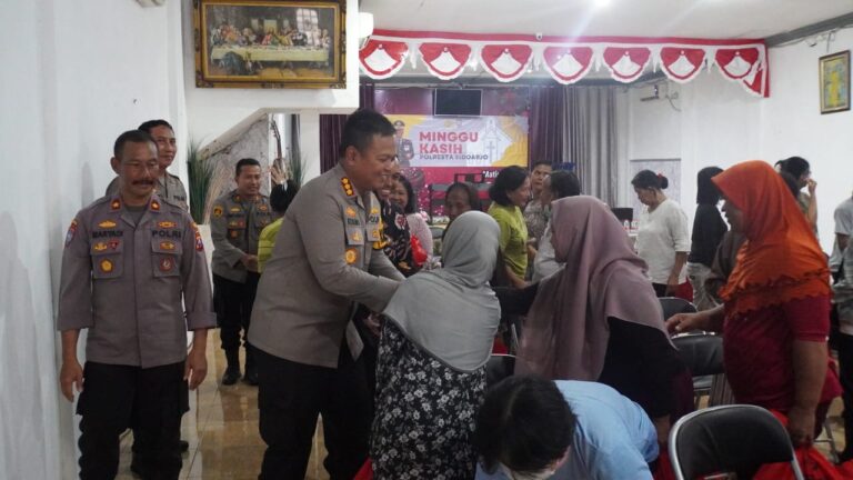 Dekat dan Bersahabat, Polresta Sidoarjo Gelar Minggu Kasih Dengan Baksos dan Bakkes