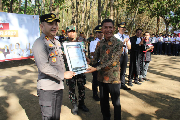 Mendadak Jadi Guru Pada Kelas Inspirasi, Kapolres Kediri Kota Beri Motivasi Para Pelajar