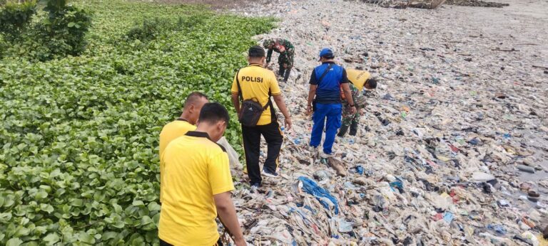 Peduli Lingkungan Aksi Nyata Satpolairud Polres Bangkalan dalam “Kamal Beach Light Up”