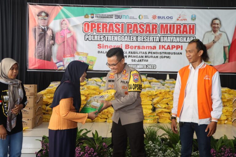 Polres Trenggalek Bersama IKAPPI Gelar Operasi Pasar Pangan Murah