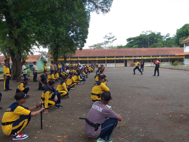 Tingkatkan Skill Pam Swakarsa, Polresta Malang Kota Berikan Pembinaan dan Pelatihan Satpam