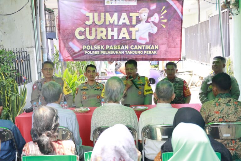 Polres Tanjungperak Sampaikan Pesan Pemilu Damai Melalui Jumat Curhat