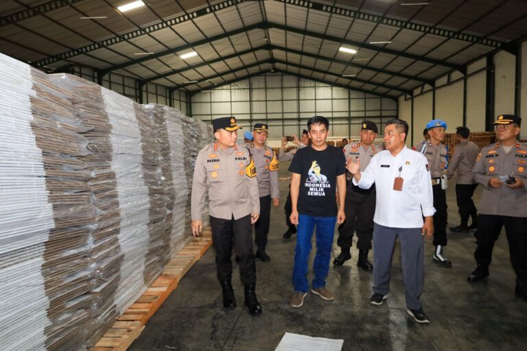 Bersama Petugas KPU dan Bawaslu, Kapolrestabes Surabaya Cek Kesiapan Pengamanan Gudang Logistik